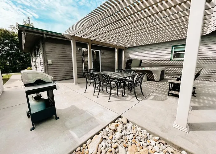 3 Bedroom Home Outside Of Berlin, Patio With Hot Tub!